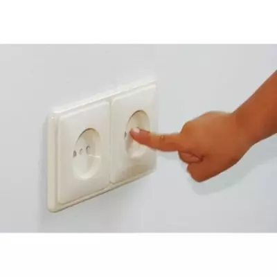 Protégez votre enfant avec les 8 cache-prises Safety 1st
