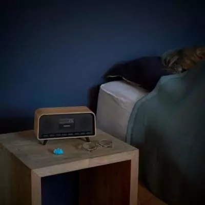 Réveillez-vous en douceur avec ce Radio-réveil Bluetooth Thomson Vintage Cosy • Double alarme • Chargeur USB-C • Alim. 230V