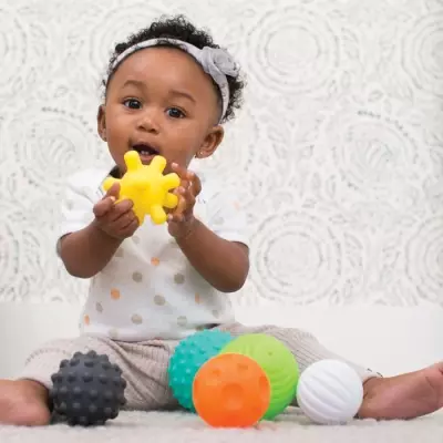 Coffret Jouet Sensoriel INFANTINO 20 pièces