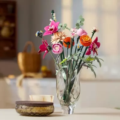 Construisez un magnifique bouquet de fleurs roses avec LEGO Botanique 10342