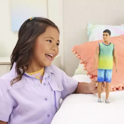 Poupée Ken Fashionistas avec débardeur dégradé et short en jean - 3 ans+