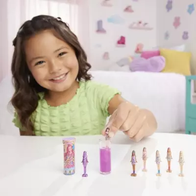 Découvre Mini-BarbieLand Color Reveal : une poupée de 3,8 cm !