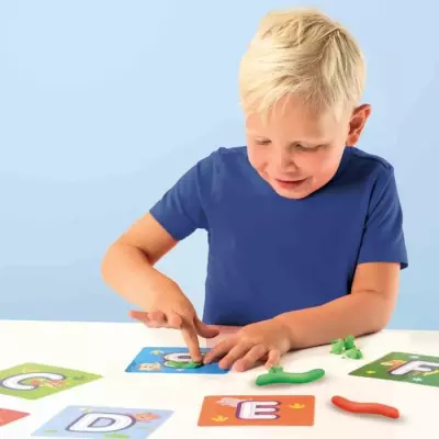 J'apprends l'alphabet en m'amusant avec de la pâte à modeler