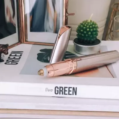 Épilateur électrique pour sourcils Flawless Brows - Rechargeable et hypoallergénique