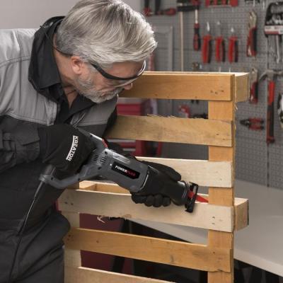 Scie sabre 710W avec tête rotative 180° - Compacte et puissante