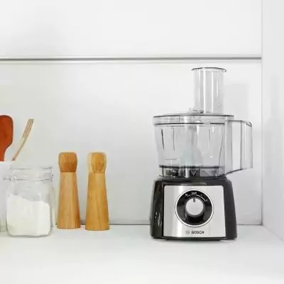 Robot multifonctions Bosch MCM3501M: polyvalence en noir et inox