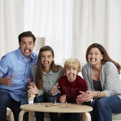Mache-Mots Enfants contre parents - Jeu de société familial dynamique