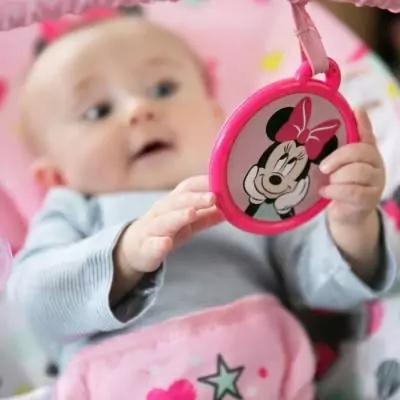 Transat bébé MINNIE Confettis avec jouets d'éveil - Vibrations apaisantes Transat bébé MINNIE Confettis avec jouets d'éveil - Vibrations apaisantes