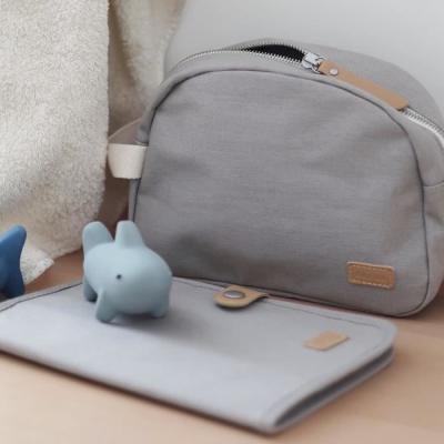 Trousse de toilette bébé BEABA en canvas gris perle