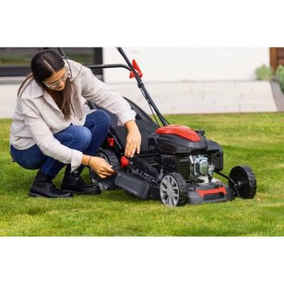 La tondeuse thermique autotractée PML53-225S de la marque SCHEPPACH est un outil puissant et efficace pour entretenir votre jard