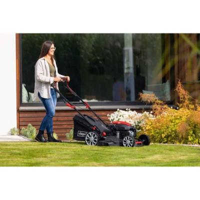 La tondeuse thermique autotractée PML53-225S de la marque SCHEPPACH est un outil puissant et efficace pour entretenir votre jard