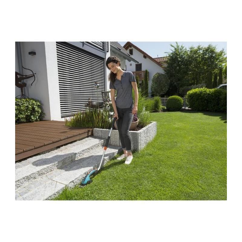 Manche télescopique + roulettes pour cisailles à gazon GARDENA - Pratique et maniable