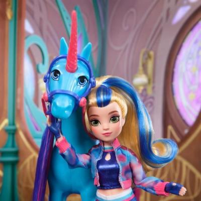 Découvrez la Poupée Spin Master Poupee 24 cm Isabel de l'Académie Licorne