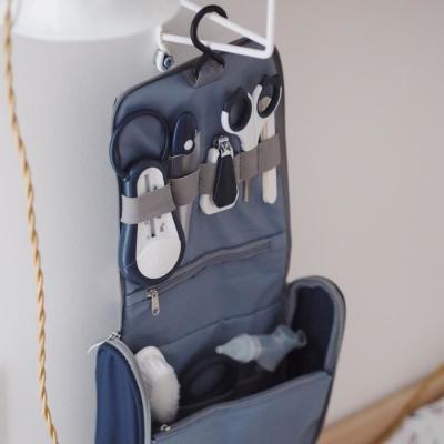 Trousse de Toilette Bébé BÉABA - 9 Accessoires - Thermomètre Bain et Digital