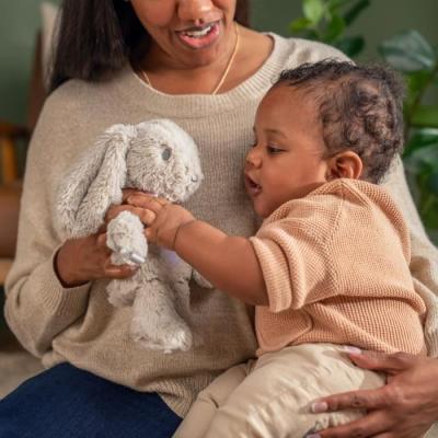 Veilleuse musicale et apaisante pour bébé - Doudou lapin Sylvie