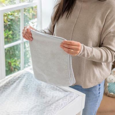 Matelas à langer complet pour bébé: housse imperméable, ultra-moelleuse et serviette!