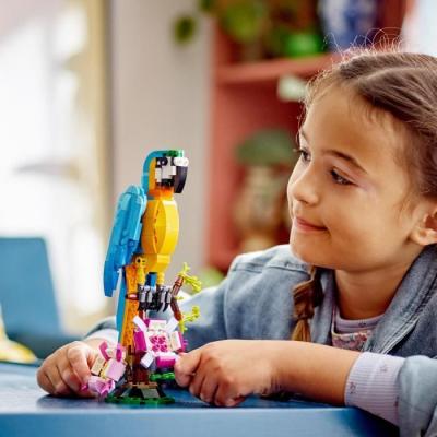 LEGO Creator 3-en-1 31136 Le Perroquet Exotique : Figurines Animaux de la Jungle!