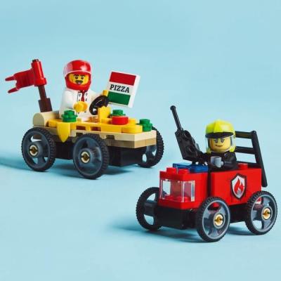Pack de bolides de course LEGO City : duel camion pizza vs camion pompiers