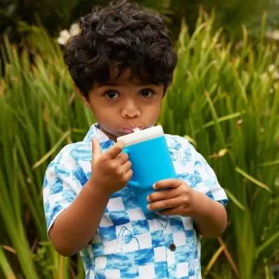 Tasse à bec INFANTINO en silicone bleu océan