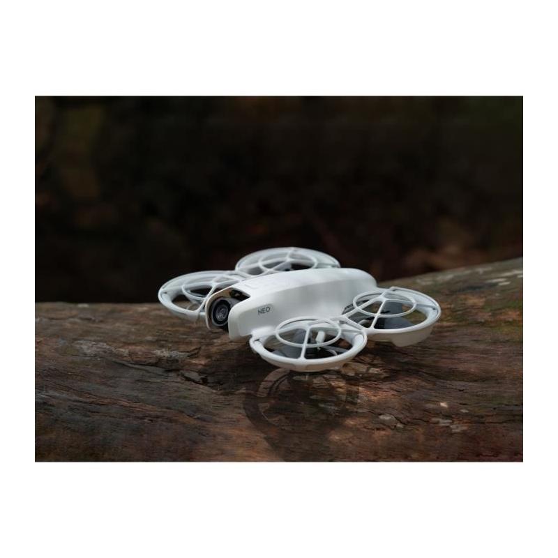 Drone ultra-compact DJI Neo 135g pour capture cinématographique