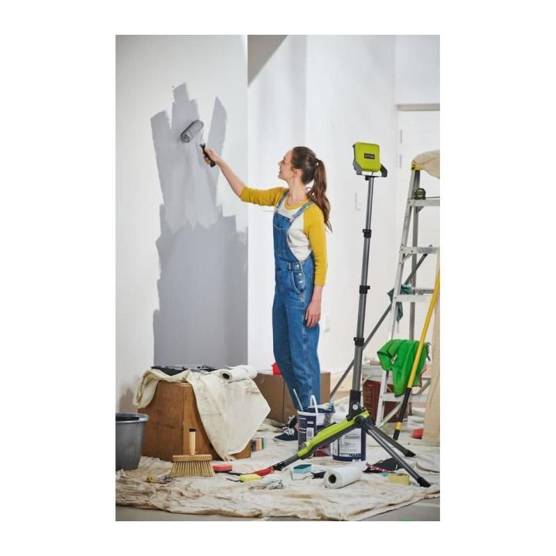 Projecteur LED sur trépied 18V ONE+ RYOBI - Éclairage puissant ajustable