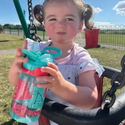 Lot de 2 gourdes NUBY - Incredible Gulp - 360 ml - Fraises Lot de 2 gourdes NUBY - Incredible Gulp - 360 ml - Fraises