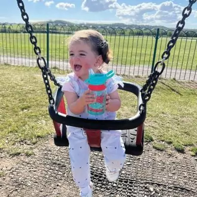 Lot de 2 gourdes NUBY - Incredible Gulp - 360 ml - Fraises Lot de 2 gourdes NUBY - Incredible Gulp - 360 ml - Fraises