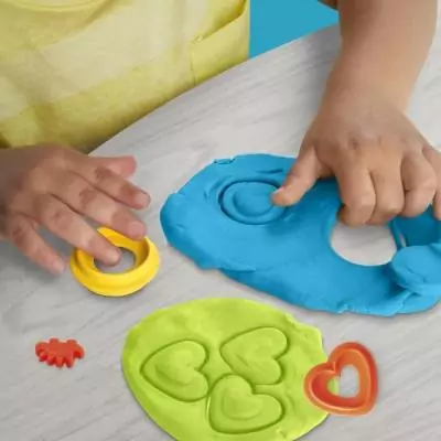 Découvrez le coffret Play-Doh Starters Dino pour enfants de 2 ans