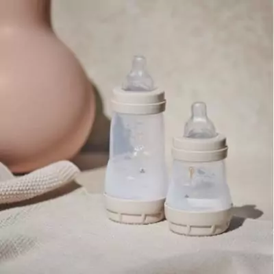 Coffret Naissance - MAM - 4 Biberons + 1 Sucette + 1 Boîte doseuse - Sable Coffret Naissance - MAM - 4 Biberons + 1 Sucette + 1 Boîte doseuse - Sable